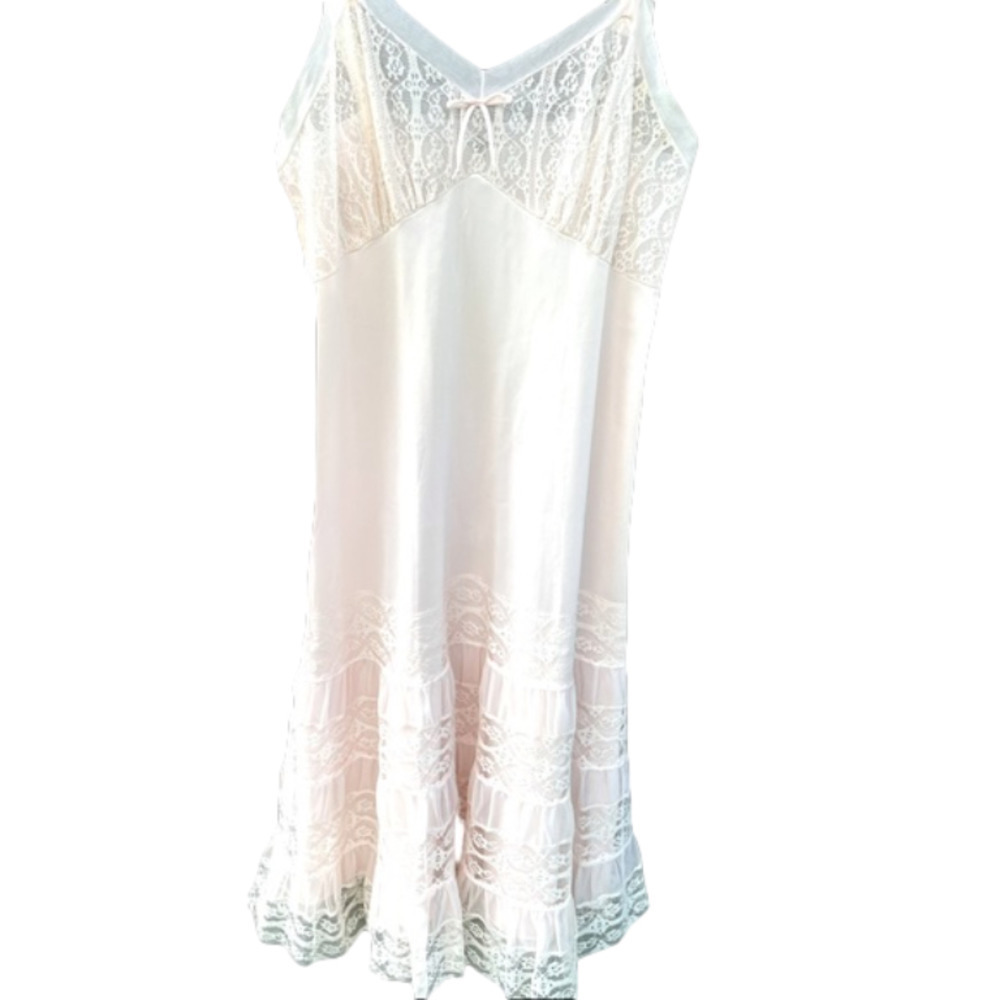 𝅺ARISTOCRAFT, vintage full slip, size medium, lots of lace, delicate pink color